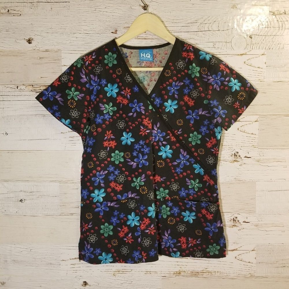 Scrub HQ black floral scrub top